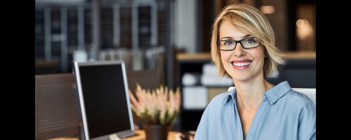 confident-businesswoman-smiling-in-office-picture-id669887816