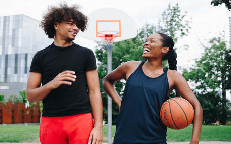 man en vrouw op basketbalveld