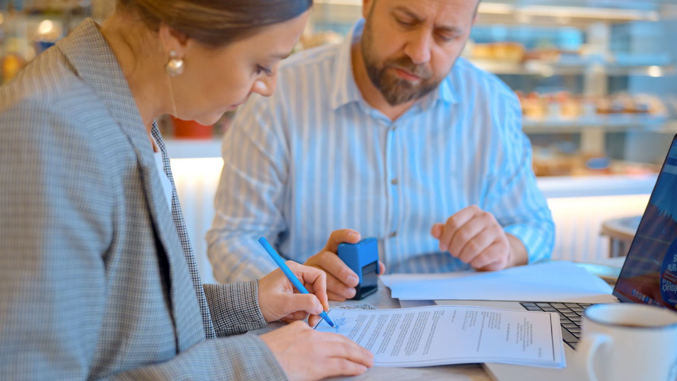 Man en vrouw met een tablet in een magazijn